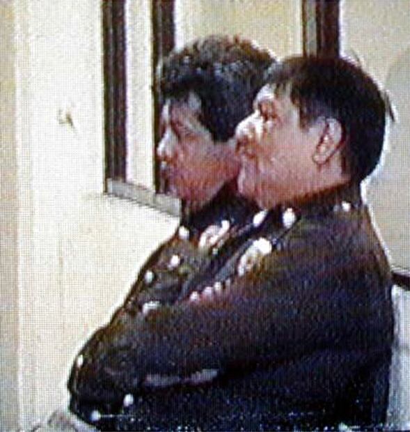 Imagen de febrero del 2003, donde se observa a dos elementos de la policía detenidos por recibir “mordida” en las calles capitalinas. Archivo EL UNIVERSAL.