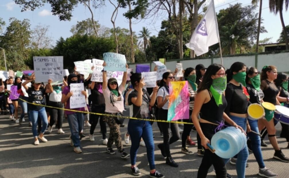 Mujeres marchan por el 8M en los estados