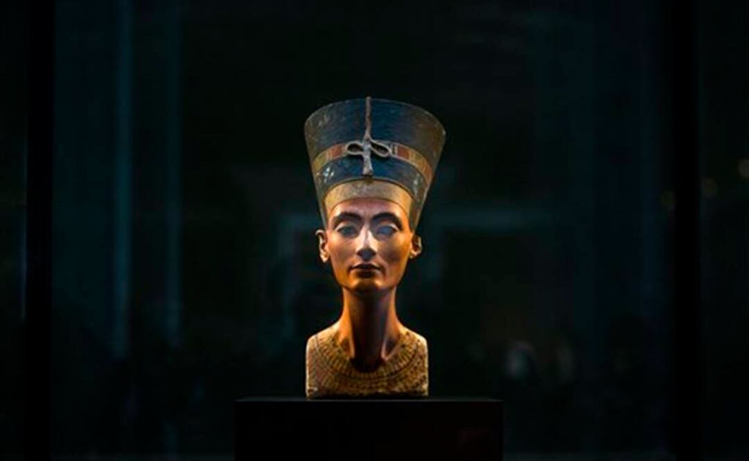 La teoría del egiptólogo Nicholas Reeve sostiene que el rey Tutankamón, que murió a los 19 años, posiblemente fue colocado de apuro en una cámara exterior de la tumba que originalmente era de Nefertiti. FOTO: AP.