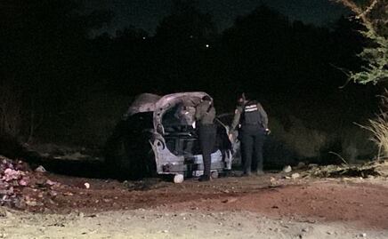 Hallan cuerpo calcinado en auto incendiado a un costado del Congreso de Sinaloa; Fiscalía inicia los trabajos forenses para identificarlo