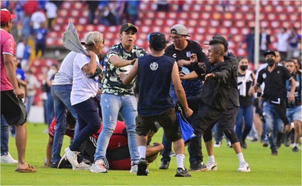 Terror en la Liga MX: Barristas de Atlas y Querétaro invaden la cancha