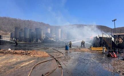 Tras 5 horas, sofocan incendio en almacén de diesel en Sinaloa; Fiscalía investiga origen 