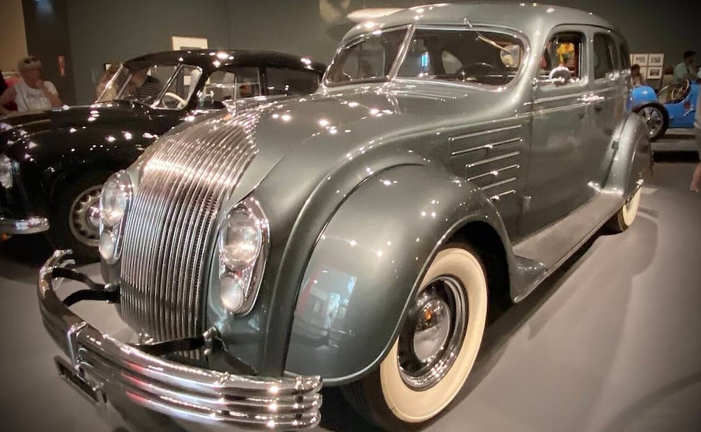 Entre las medidas para disminuir la resistencia del viento, Chrysler usó una parrilla vertical, faros semi integrados y un parabrisas dividido en forma de cuña. Wikimedia Commons.