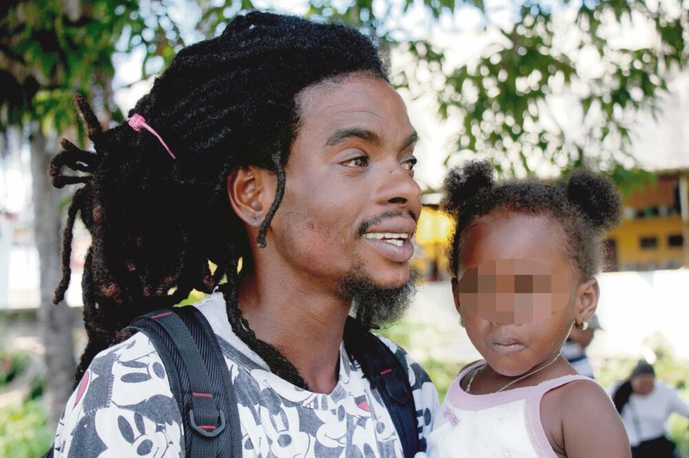 Kenny tuvo que dejar de trabajar para cuidar de la pequeña Cristina, de un año 11 meses, mientras esperaba la reapatriación de Karen, cuyos gastos serán cubiertos por el gobierno de Honduras, le informaron (FOTO: MARÍA DE JESÚS PETERS. EL UNIVERSAL)