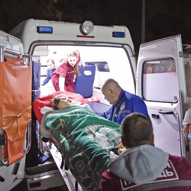Médicos suben a una ambulancia a una persona que resultó herida durante el tiroteo de ayer en una universidad politécnica en Crimea. Foto: AP