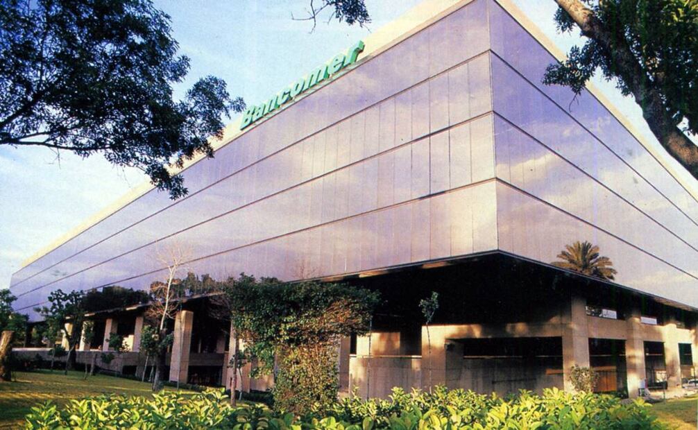 El Centro Operativo Bancomer, obra de los arquitectos Augusto H. Álvarez, Juan Sordo Madaleno y José Adolfo Wiechers, se inauguró en 1980 en la avenida Universidad número 1200. Prevalecía el cemento y las estructuras de acero a simple vista. Actualmente ya no existe y el corporativo se mudó hace unos años a una torre sobre Reforma. Colección Carlos Villasana.