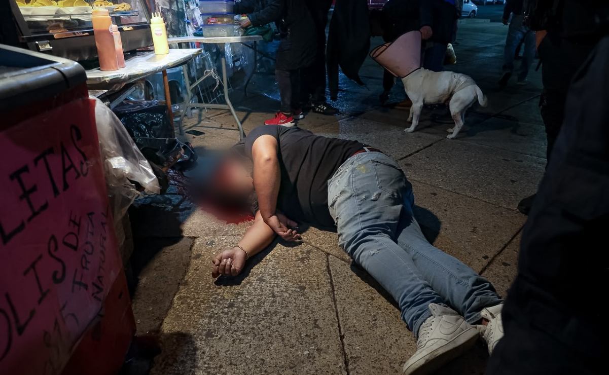 Un hombre murió tras ser agredido con disparos de arma de fuego en el cruce de Paseo de la Reforma y avenida Hidalgo, en la colonia Tabacalera, alcaldía Cuauhtémoc. Foto: Osmar Alvarado/El Universal