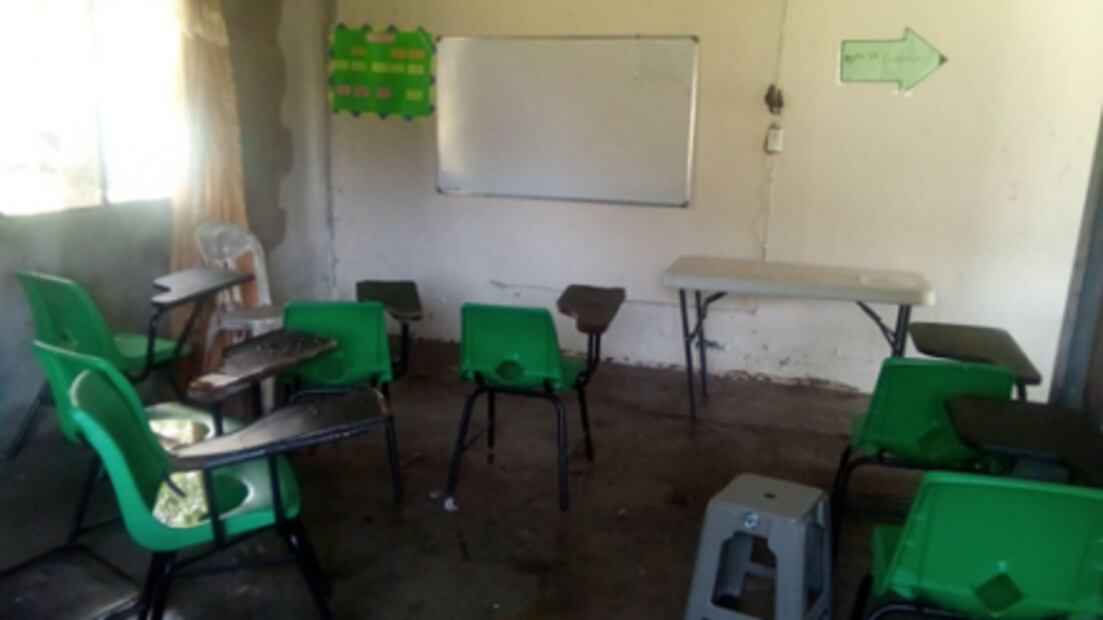 Alumnos de Veracruz estudian bajo la lluvia