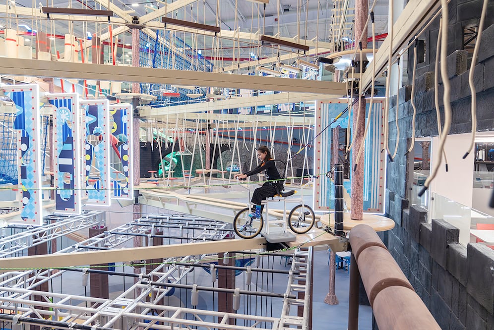 Tirolesas, trampolines y resbaladillas forman parte de las atracciones de Artik Snow Park. Foto: Artik