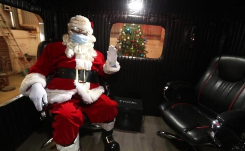 Santa Claus se pone cubrebocas y cambia trineo por tractocamión para recorrer Toluca 