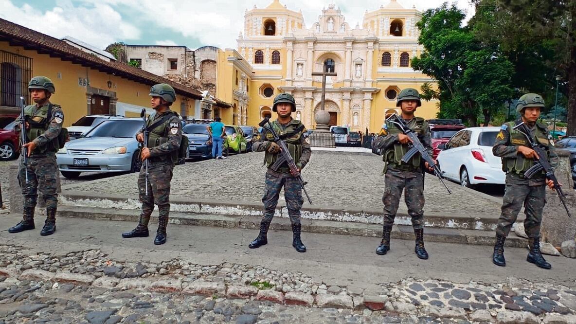 Soldados guatemaltecos han sido desplegados a lo largo de esta semana en distintos puntos del país. Expertos ven un mensaje de fuerza hacia la población. Foto: Ejército de Guatemala