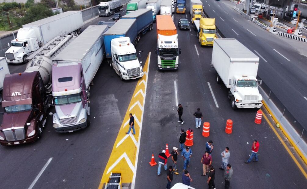 Habitantes de Tlahuapan, Puebla, que mantienen bloqueada la autopista y el Arco Norte en demanda del pago por
sus tierras expropiadas, permitieron la circulación de manera parcial, mientras se reportan pérdidas millonarias. Foto: juan Carlos Williams | El Universal