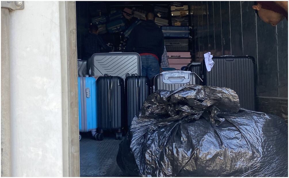 Decomisan más de un millón de piezas de mercancía en establecimientos que operaban en la informalidad (13/12/2024). Foto: Amalia Escobar / EL UNIVERSAL