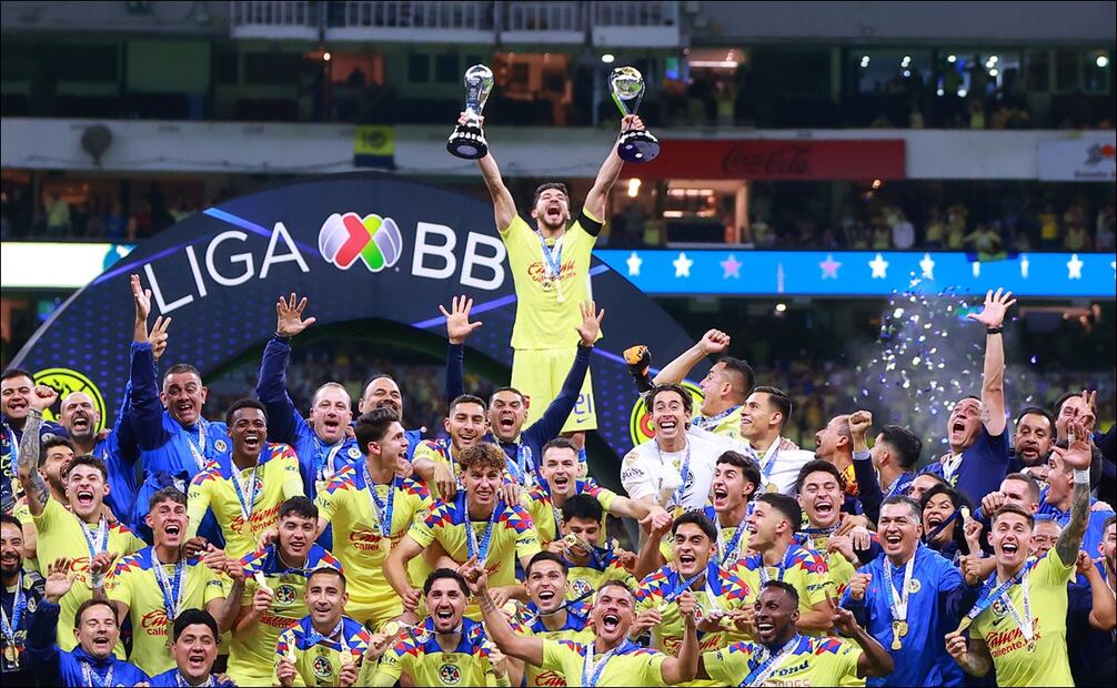 Henry Martín levanta los dos trofeos del América. FOTO: Imago7