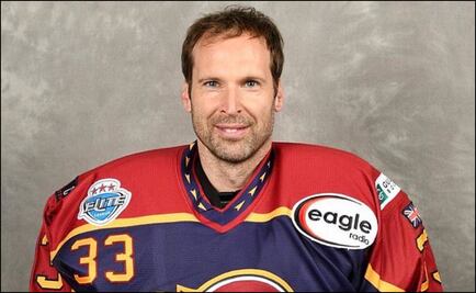 El exportero Petr Cech firma con equipo de hockey