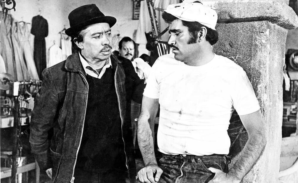 Fernando Soto junto a Vicente Fernández; en 1977, “Mantequilla” sufrió un grave accidente dentro del famoso Teatro Blanquita, pues una viga le cayó en la cabeza. La entonces dueña del teatro, Margo Su, pagó el salario diario del comediante durante sus últimos años de vida. Foto: ESPECIAL.