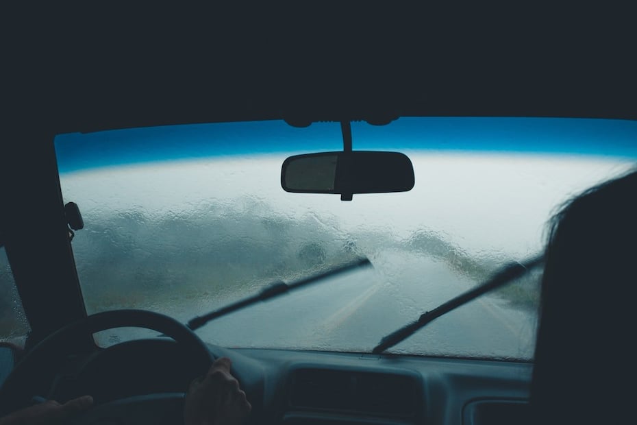 Mantén el parabrisas del auto limpio con ayuda de una papa. Foto: Pexels