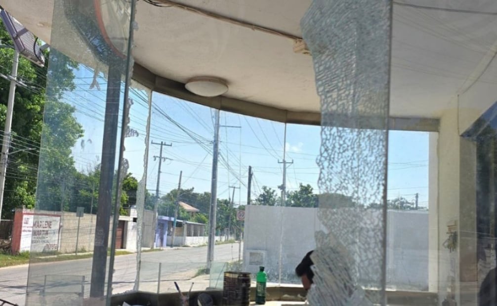 Vecinos de Hunucmá, Yucatán, tiran piedras contra oficinas de la CFE (25/08/2025). Foto: Especial