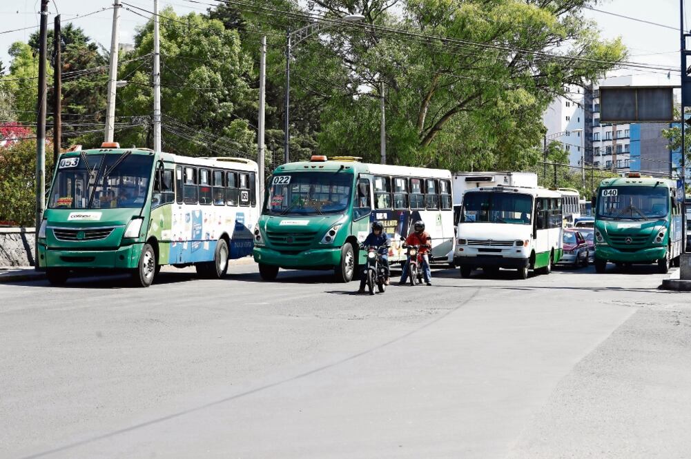 La Asociación de Colonos de la demarcación exige poner orden en el paradero de avenida Revolución y Eje 10 Magdalena. Foto: IRVIN OLIVARES. EL UNIVERSAL