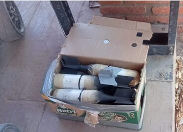 Aseguran vehículo con reporte de robo en Sinaloa; dentro del auto habían armas y explosivos