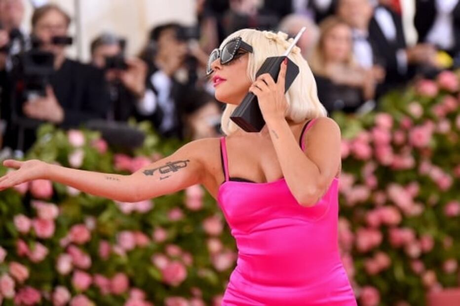 Lady Gaga sorprende en la gala del MET