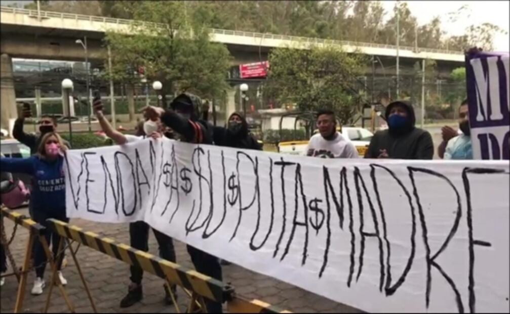Aficionados mexicanos violan medidas sanitarias contra el Covid-19