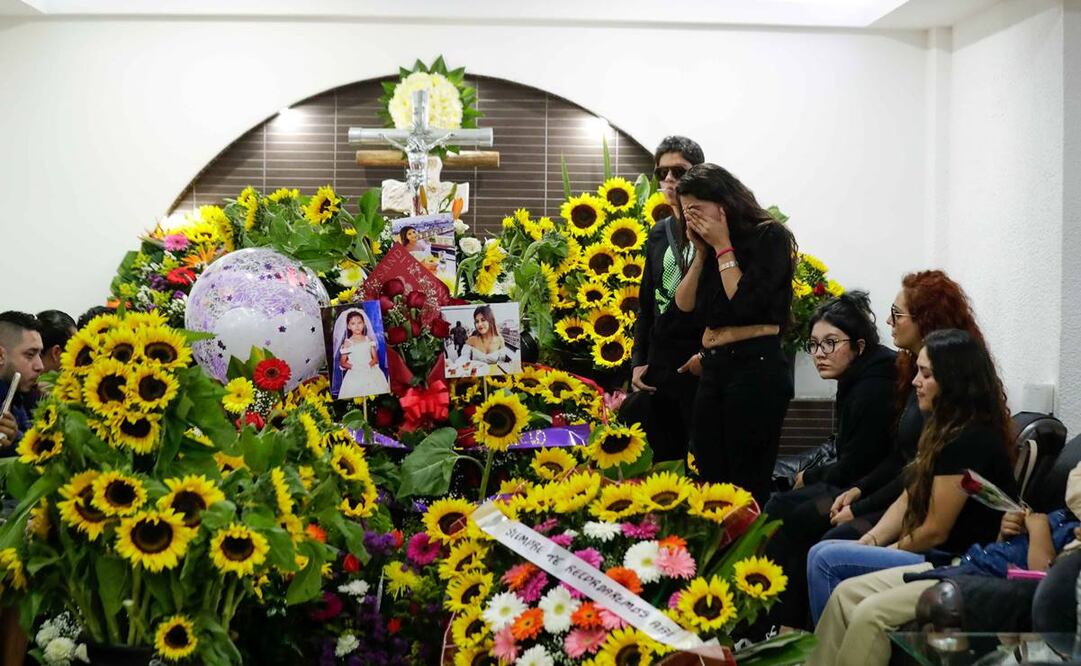 Con girasoles alrededor del ataúd y la exigencia de justicia, se realizó ayer el funeral de Ariadna Fernanda. Foto; Diego Simón/ EL UNIVERSAL