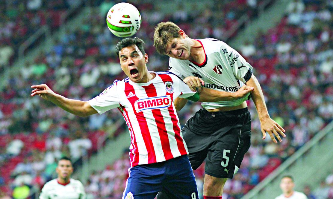 Omar Bravo y Walter Kannemann tuvieron un aguerrido duelo durante el partido de ida en el estadio Omnilife. Guadalajara desaprovechó la oportunidad de ser local y ahora buscará hacer gol de visitante (ALEJANDRA SUÁREZ / IMAGO7)