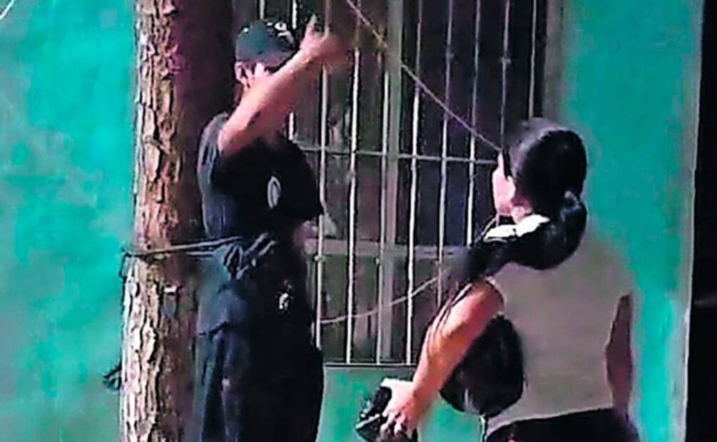 Los vecinos de Kanasín, Yucatán amarraron al joven a un árbol y la policía llegó a rescatarlo (04/02/2025). Foto: Especial