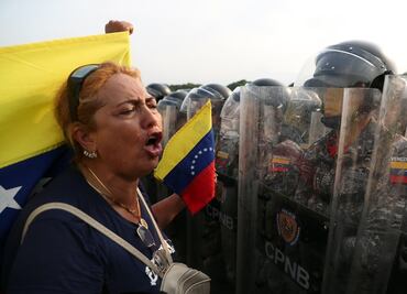 Viven Colombia y Venezuela horas de tensión por ingreso de ayuda humanitaria