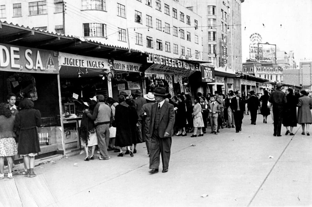 Imagen de alguna calle de la capital alrededor de los años 50. La crisis de 1954 sorprendió a la población mexicana un sábado de gloria. Archivo EL UNIVERSAL.