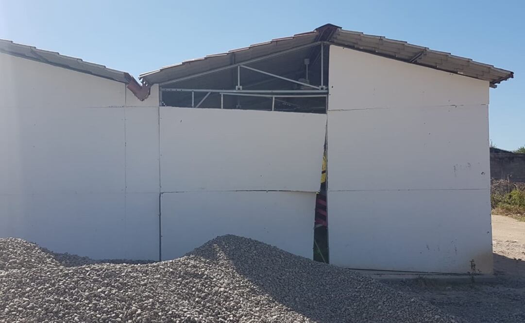 Los fuertes vientos provocados por el frente frío 10 destruyeron la pared de una de las aulas instaladas mientras se reconstruye la primaria "Daniel C. Pineda" en Juchitá (Foto: Roselia Chaca / EL UNIVERSAL)