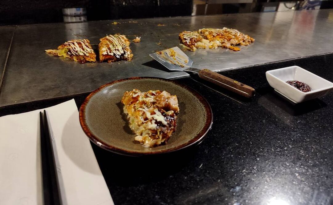 Además de los tradicionales palillos, los comensales de Saigo reciben una pequeña espátula para tomar parte por parte su okonomiyaki. Foto: Raúl Fontecilla/EL UNIVERSAL.