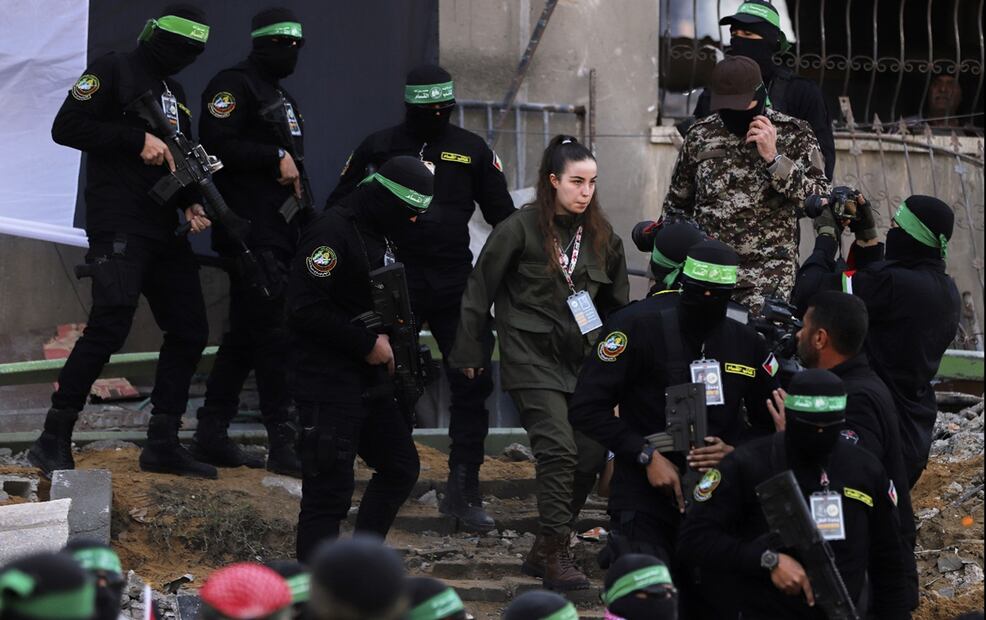 Milicianos enmascarados de Hamas liberaron a ocho rehenes el jueves 30 de enero de 2025, como parte del alto al fuego en la Franja de Gaza. Foto: AP