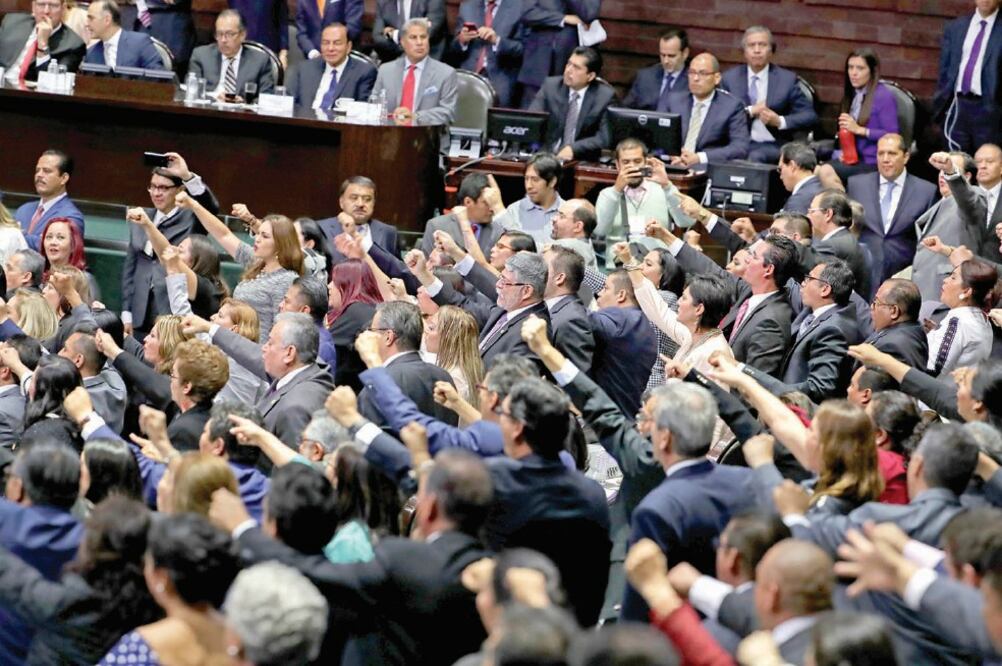 Los morenistas enumeraron, uno por uno, a los 43 normalistas desaparecidos de Ayotzinapa y exigieron justicia. Foto: LUIS CORTÉS. EL UNIVERSAL