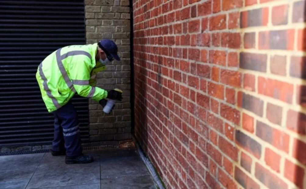 "Esta pared no es un urinario": prueban pintura "antipipí" que repele y salpica de vuelta