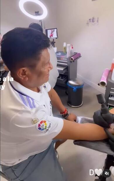 A sus 65 años, Juan Osorio se pone tatuaje de su joven novia de 27