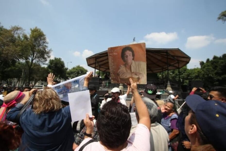 Con karaoke honran a José José en la Alameda