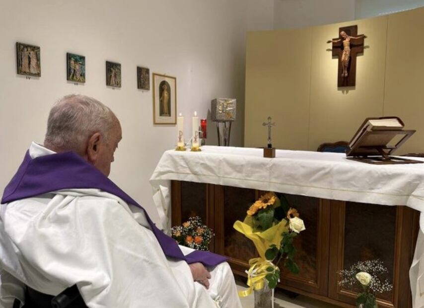 En la imagen se ve a Francisco concelebrando la misa en la capilla del apartamento en la décima planta del Gemelli de Roma. Foto: Especial
