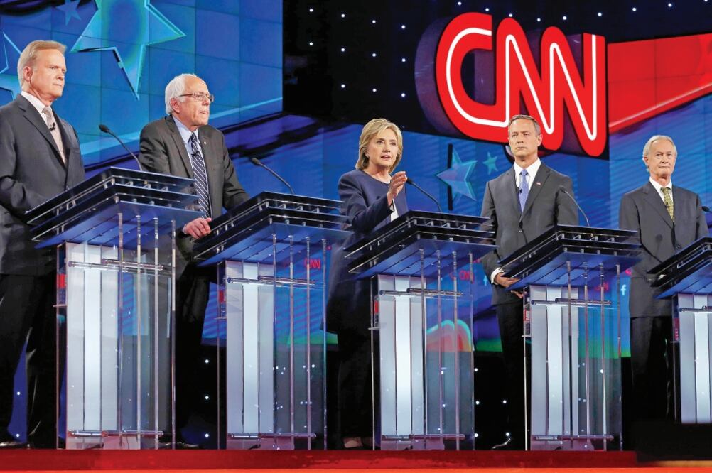 Los aspirantes demócratas a la nominación presidencial Jim Webb, Bernie Sanders, Hillary Clinton, Martin O’Malley y Lincoln Chafee participan en el primero de seis debates que tendrá su partido rumbo a las elecciones de 2016 (REUTERS)