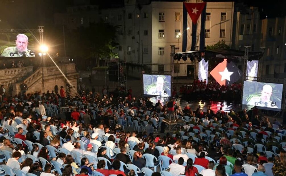 En este aniversario luctuoso, Díaz-Canel aseguró que los jóvenes asistentes recordaron a Fidel Castro no con tristeza sino con optimismo, y que se mantiene "con el compromiso invariable de mantener por siempre su legado". Foto: X @PresidenciaCuba