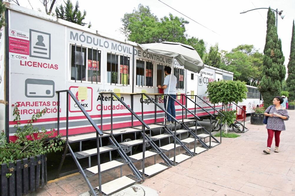 Los interesados, después de realizar su trámite por internet para renovar la licencia de manejo, tendrán que presentarse en los módulos de la Semovi para recoger su nuevo plástico. / CARLOS MEJÍA. EL UNIVERSAL