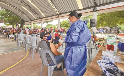 Población supera a militares para la vacunación en Oaxaca