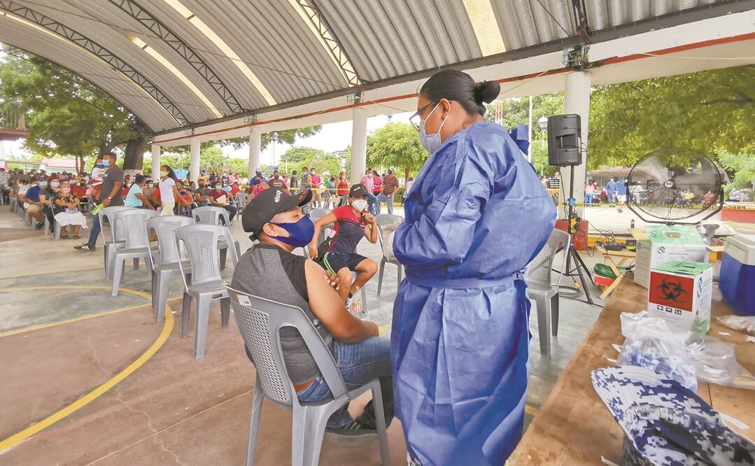 La gran demanda en los módulos de vacunación contra el Covid-19 en Ixhuatán obligó a las autoridades a pasar de 2 a 4 módulos de aplicación; pese a esto, el primer día de campaña duró 17 horas y sólo alcanzaron dosis mil personas. Fotos: Roselia Chaca