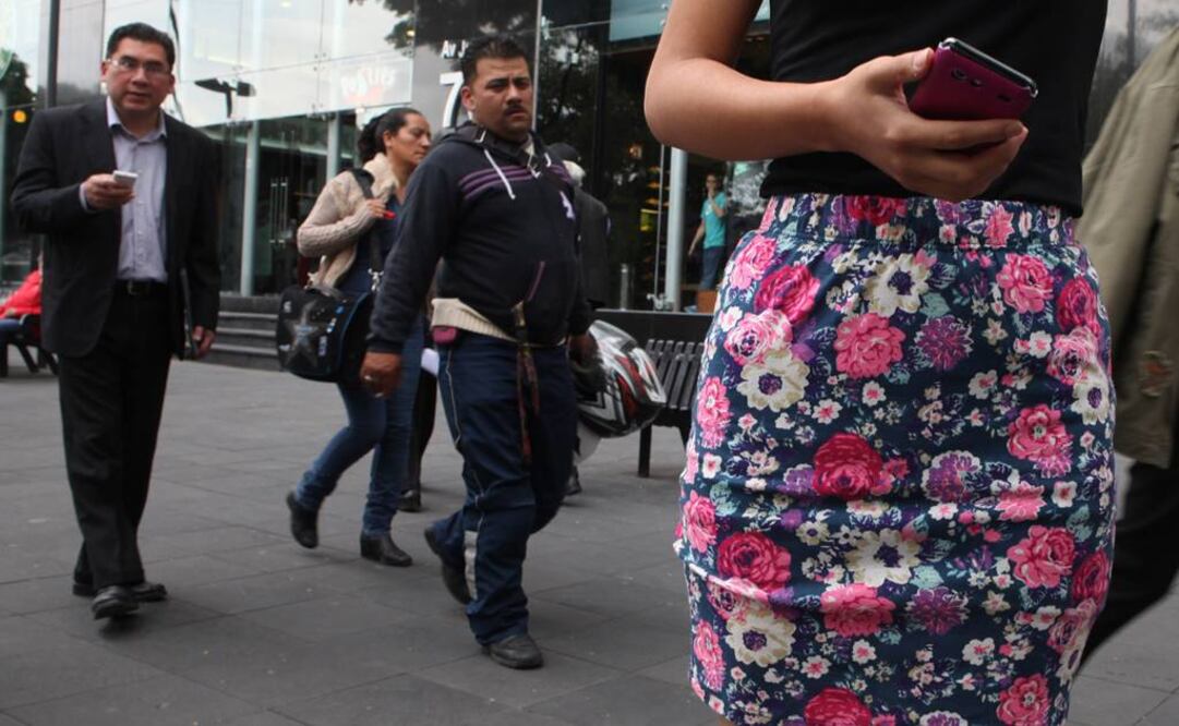 Mujeres son el principal blanco de piropos; hombres también los reciben. Foto: Archivo