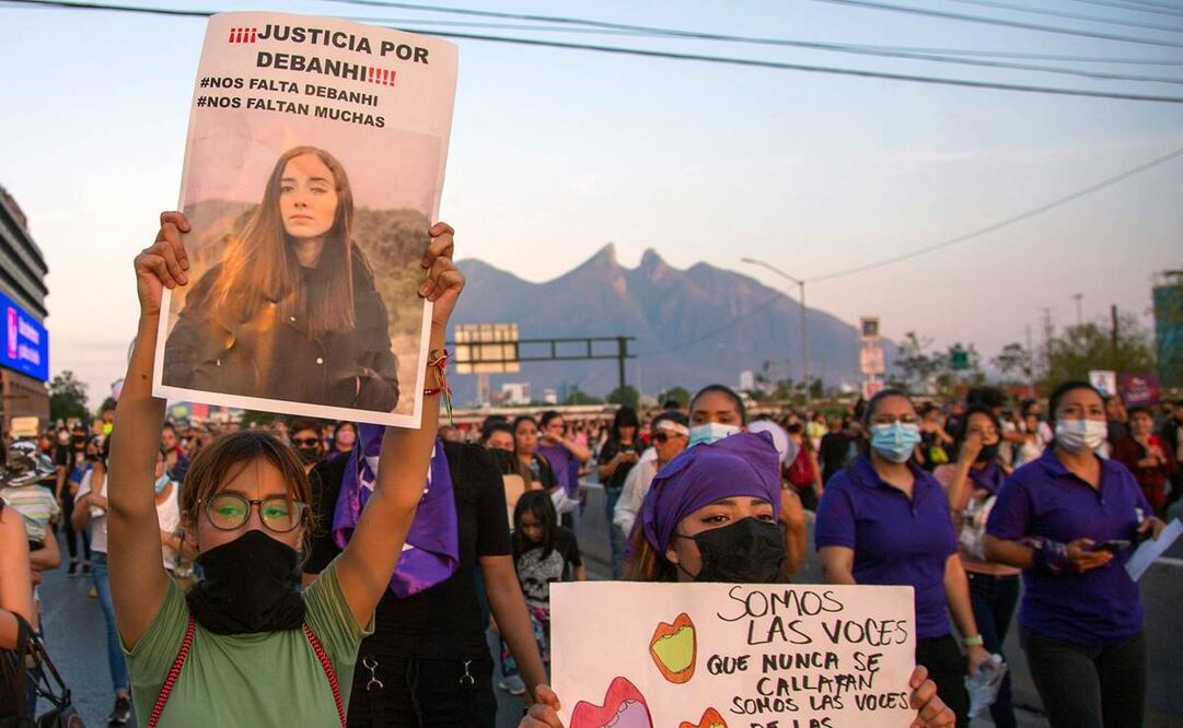 Personas sostienen pancartas mientras participan en la marcha de mujeres que exigen justicia para Debanhi Escobar. Foto: Julio Cesar Aguilar/ AFP 
