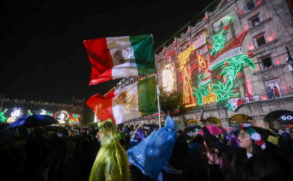 Alumbrado por fiestas patrias continúa a pesar de la lluvia que azotó al Zócalo capitalino. Foto: Luis Camacho/EL UNIVERSAL