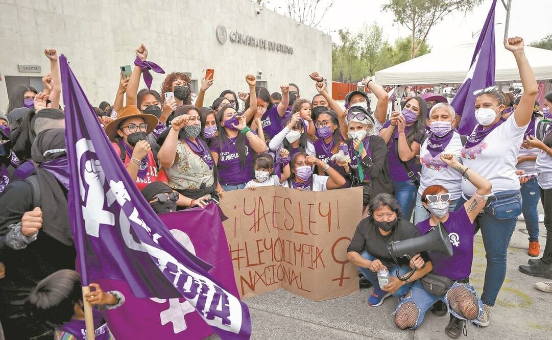 Diversos colectivos feministas celebraron la aprobación de la Ley Olimpia en las afueras de la Cámara de Diputados. Foto: Diego Simón/ El Universal.