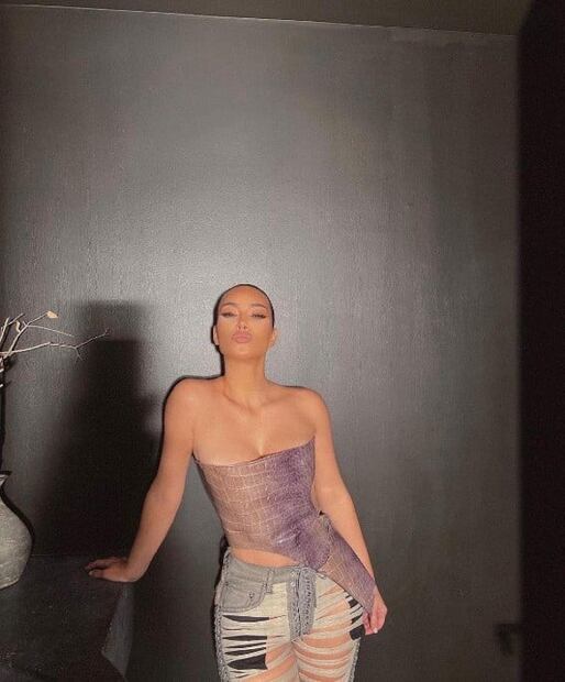Kim Kardashian impone tendencia al lucir jeans rotos en Instagram