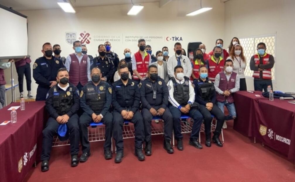 Capacitan a personal del Metrobús para mejorar atención a personas con discapacidad